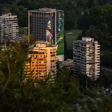 Pullman Santiago Vitacura ภายนอก รูปภาพ The building at dusk