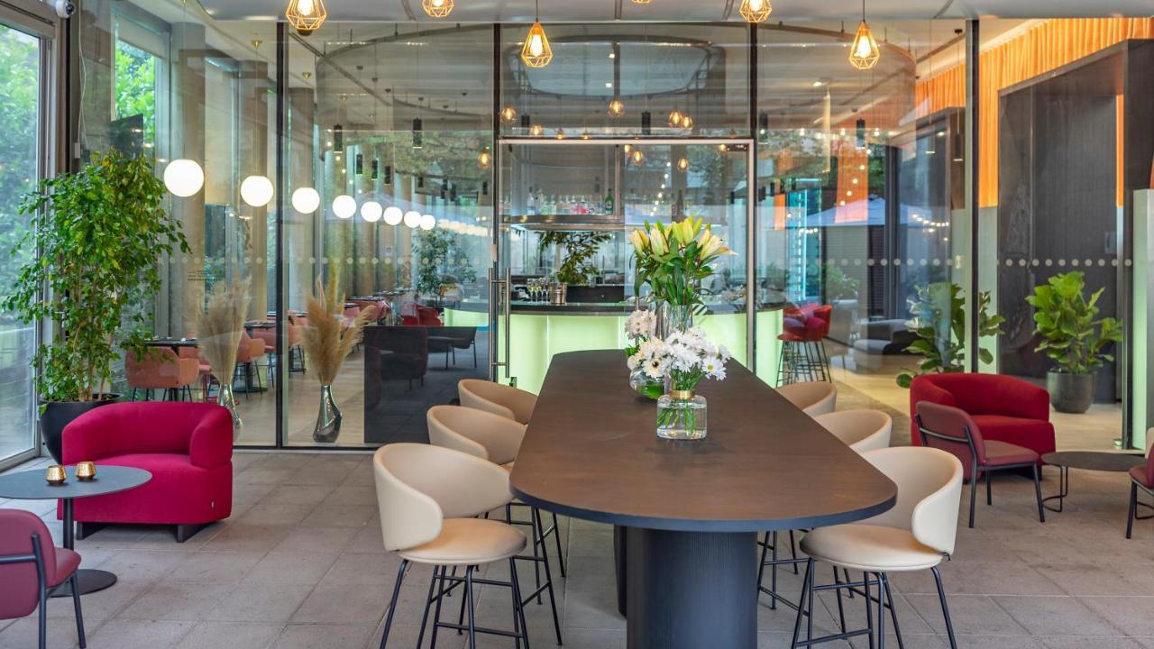 Pullman Santiago Vitacura ภายนอก รูปภาพ The lounge at the airport
