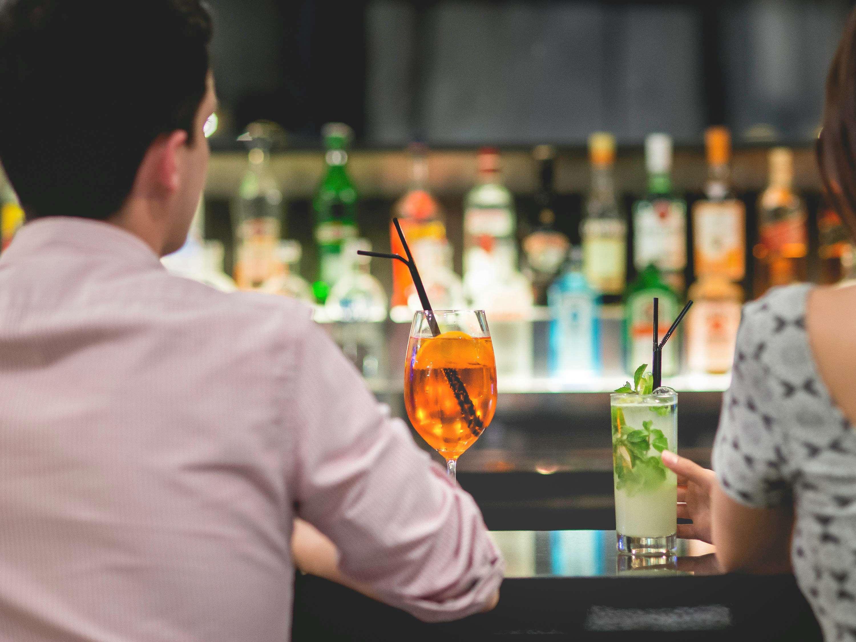 Pullman Santiago Vitacura ภายนอก รูปภาพ A couple drinking cocktails at a bar