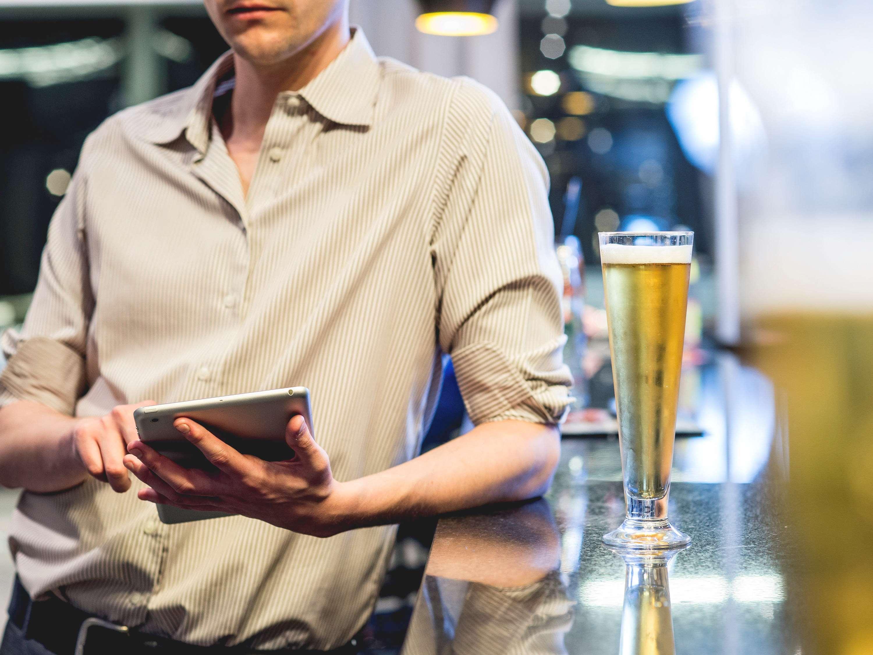 Pullman Santiago Vitacura ภายนอก รูปภาพ A bartender using a tablet computer