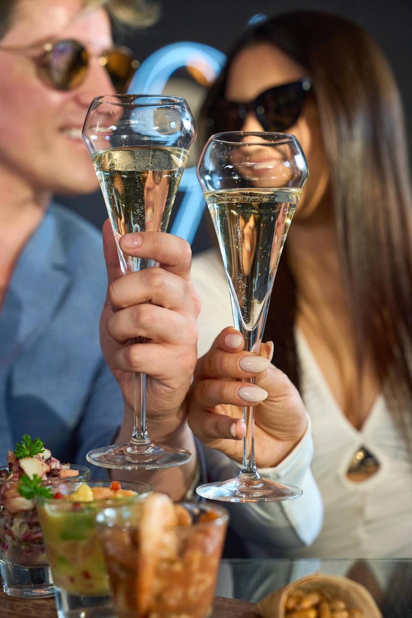 Pullman Santiago Vitacura ภายนอก รูปภาพ Champagne flutes