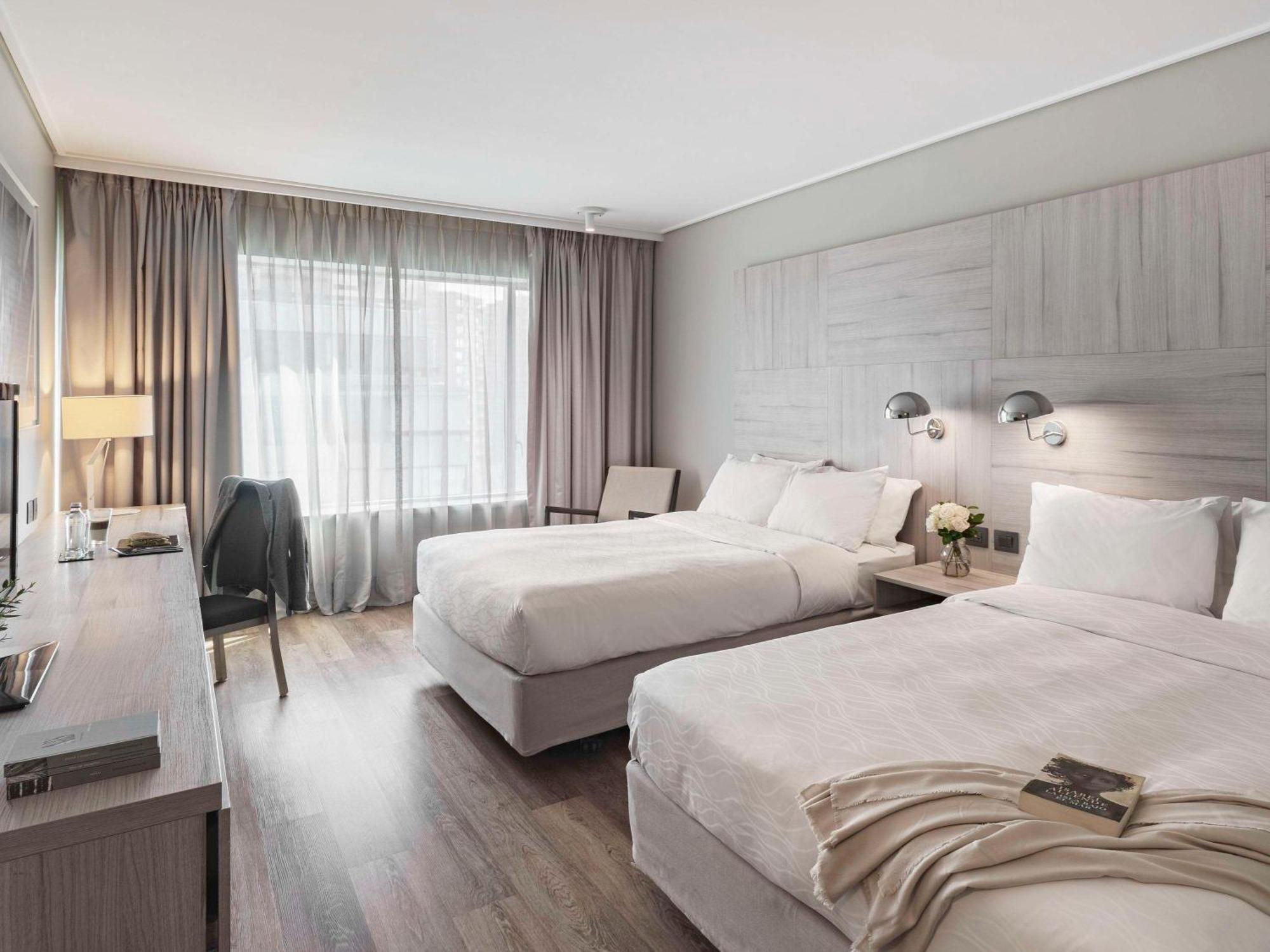 Pullman Santiago Vitacura ภายนอก รูปภาพ A typical room at the hotel