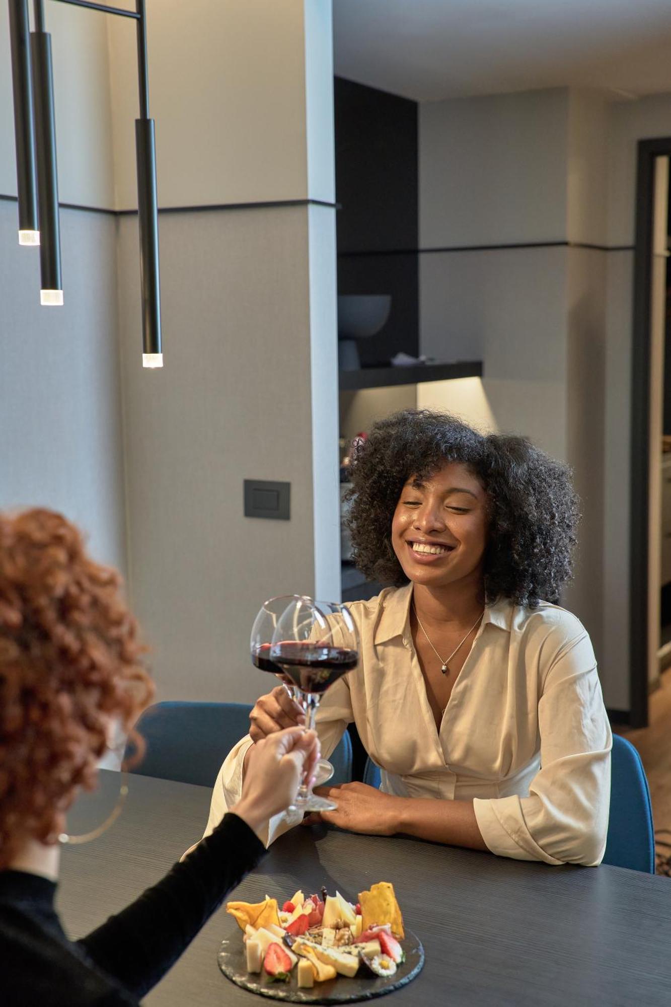 Pullman Santiago Vitacura ภายนอก รูปภาพ A woman with a glass of wine