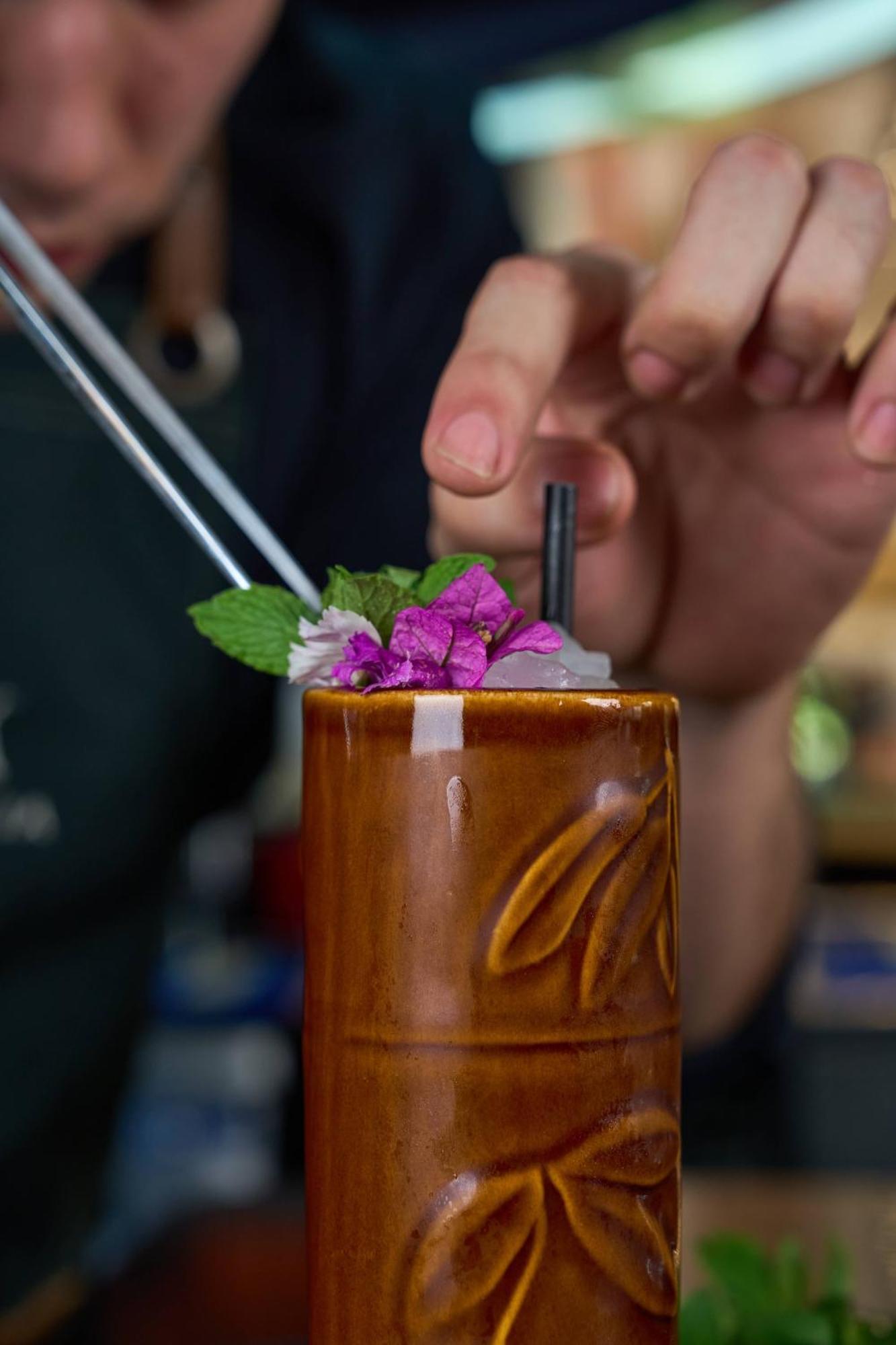 Pullman Santiago Vitacura ภายนอก รูปภาพ A tiki drink being garnished