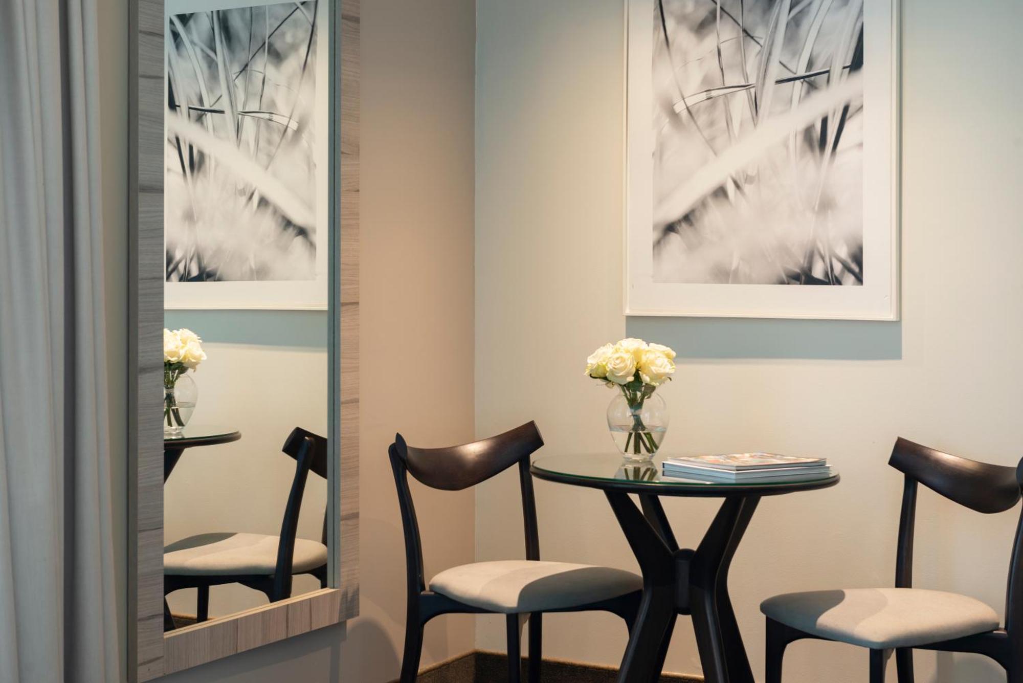 Pullman Santiago Vitacura ภายนอก รูปภาพ A dining room in a private suite