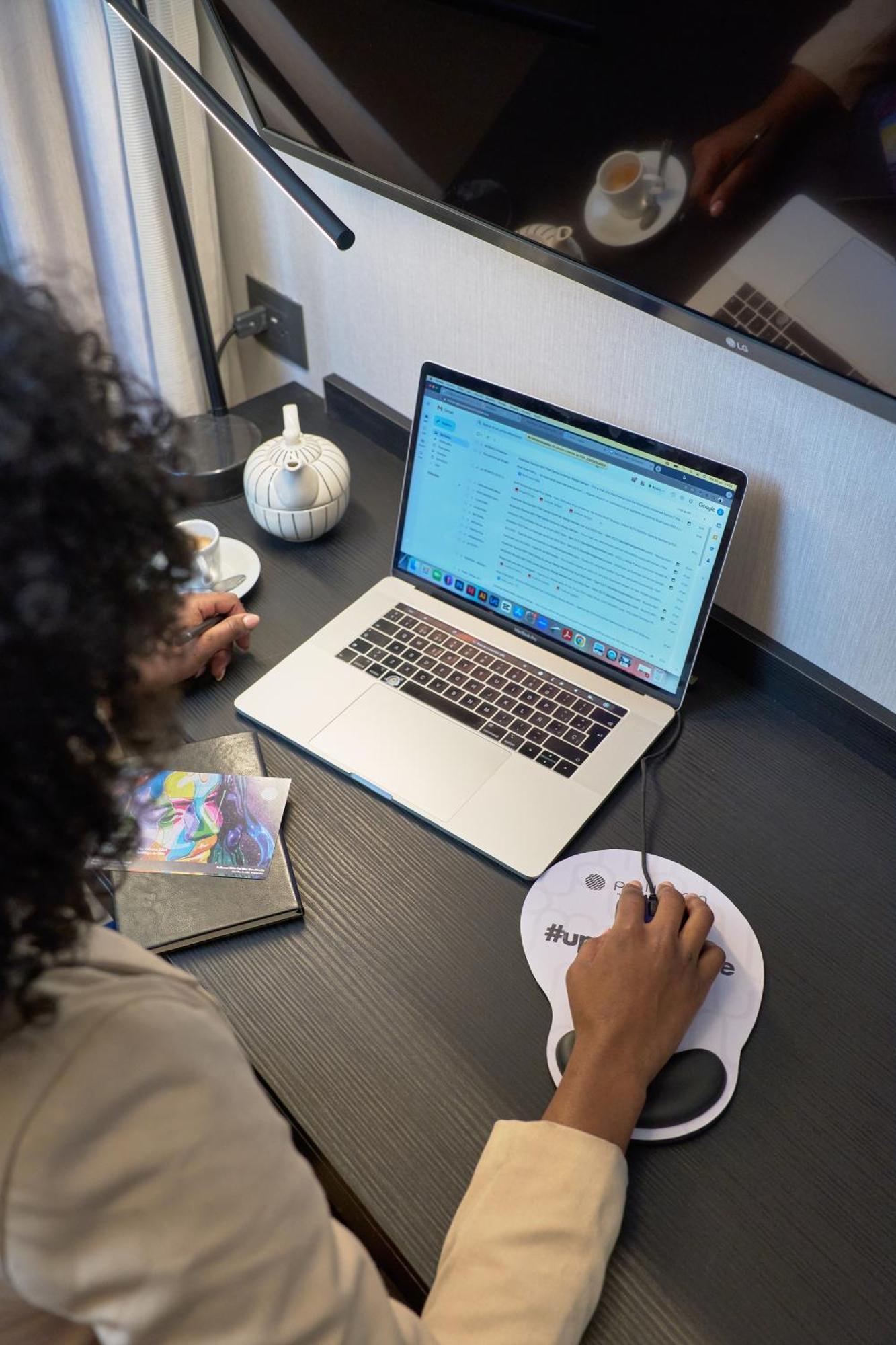 Pullman Santiago Vitacura ภายนอก รูปภาพ Surface Laptop 3