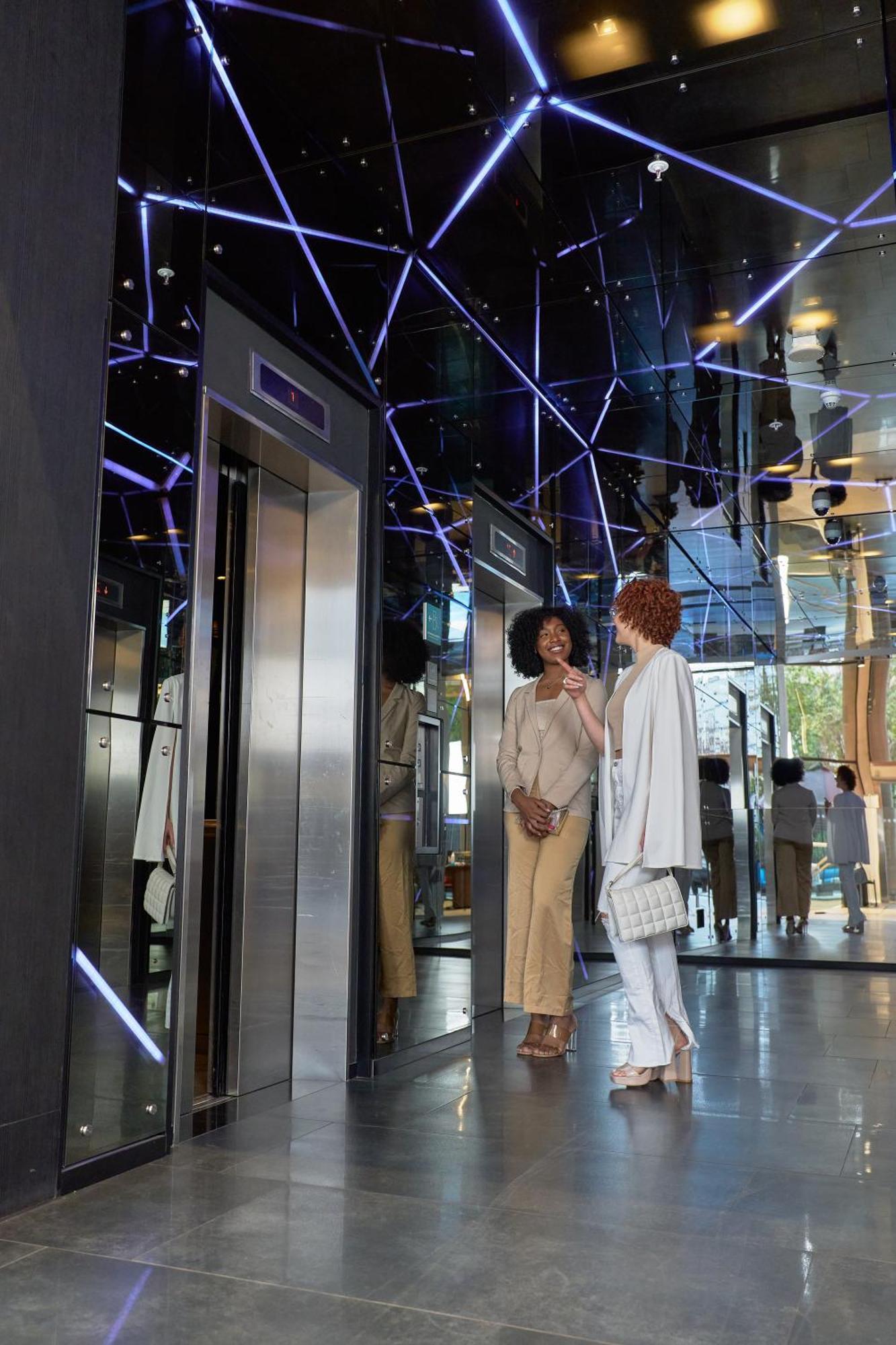 Pullman Santiago Vitacura ภายนอก รูปภาพ The elevators at the 1000 Museum