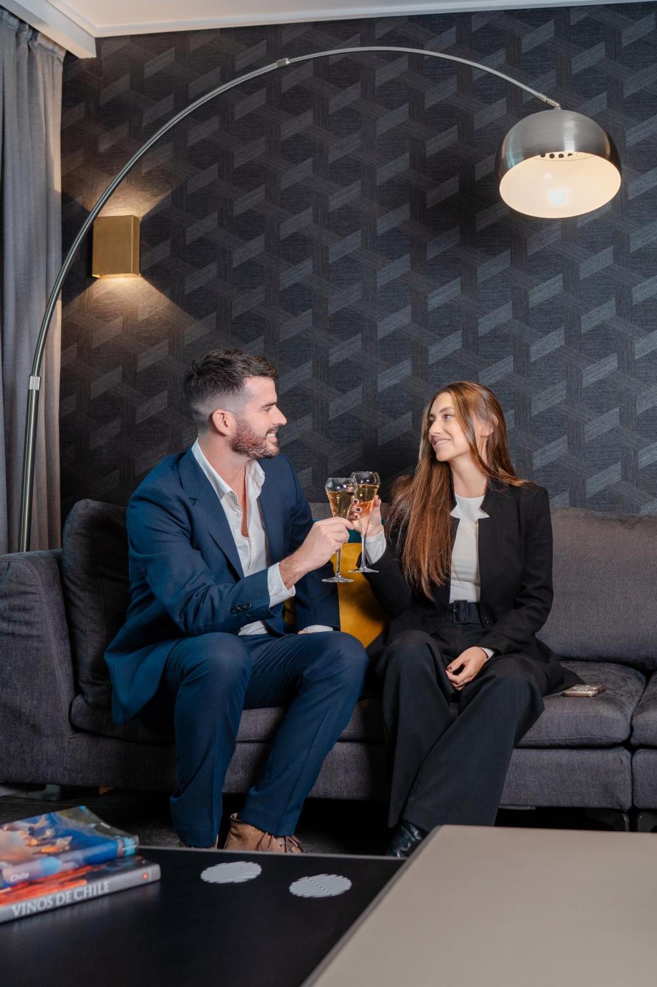 Pullman Santiago Vitacura ภายนอก รูปภาพ A couple drinking champagne