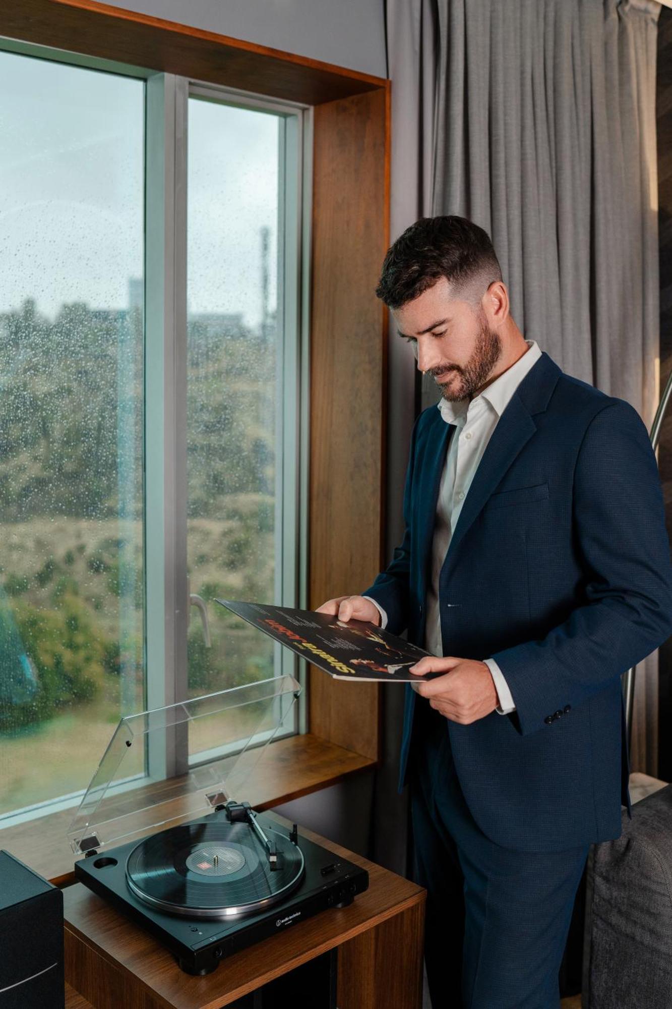 Pullman Santiago Vitacura ภายนอก รูปภาพ A man wearing a suit