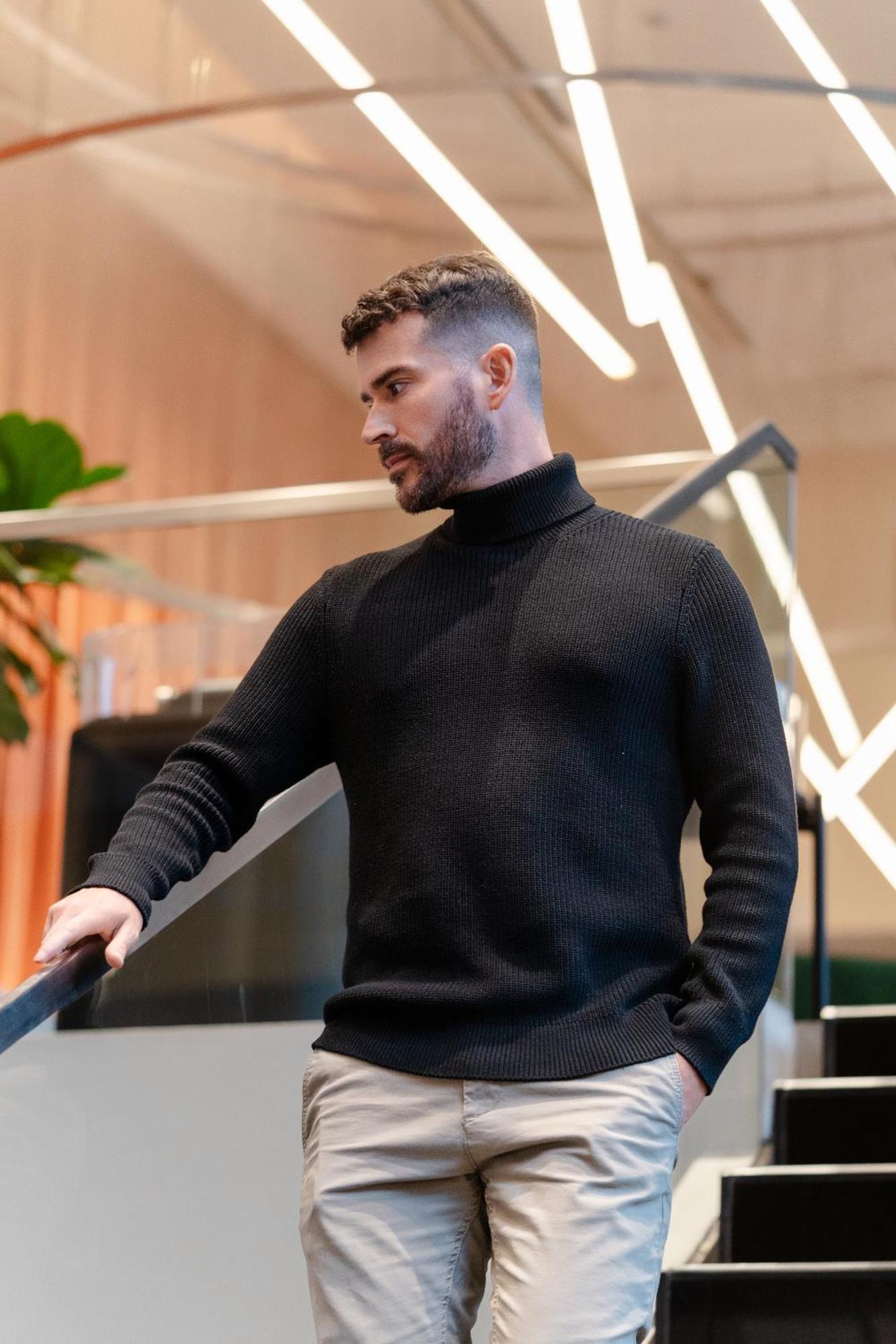 Pullman Santiago Vitacura ภายนอก รูปภาพ A man wearing a turtleneck