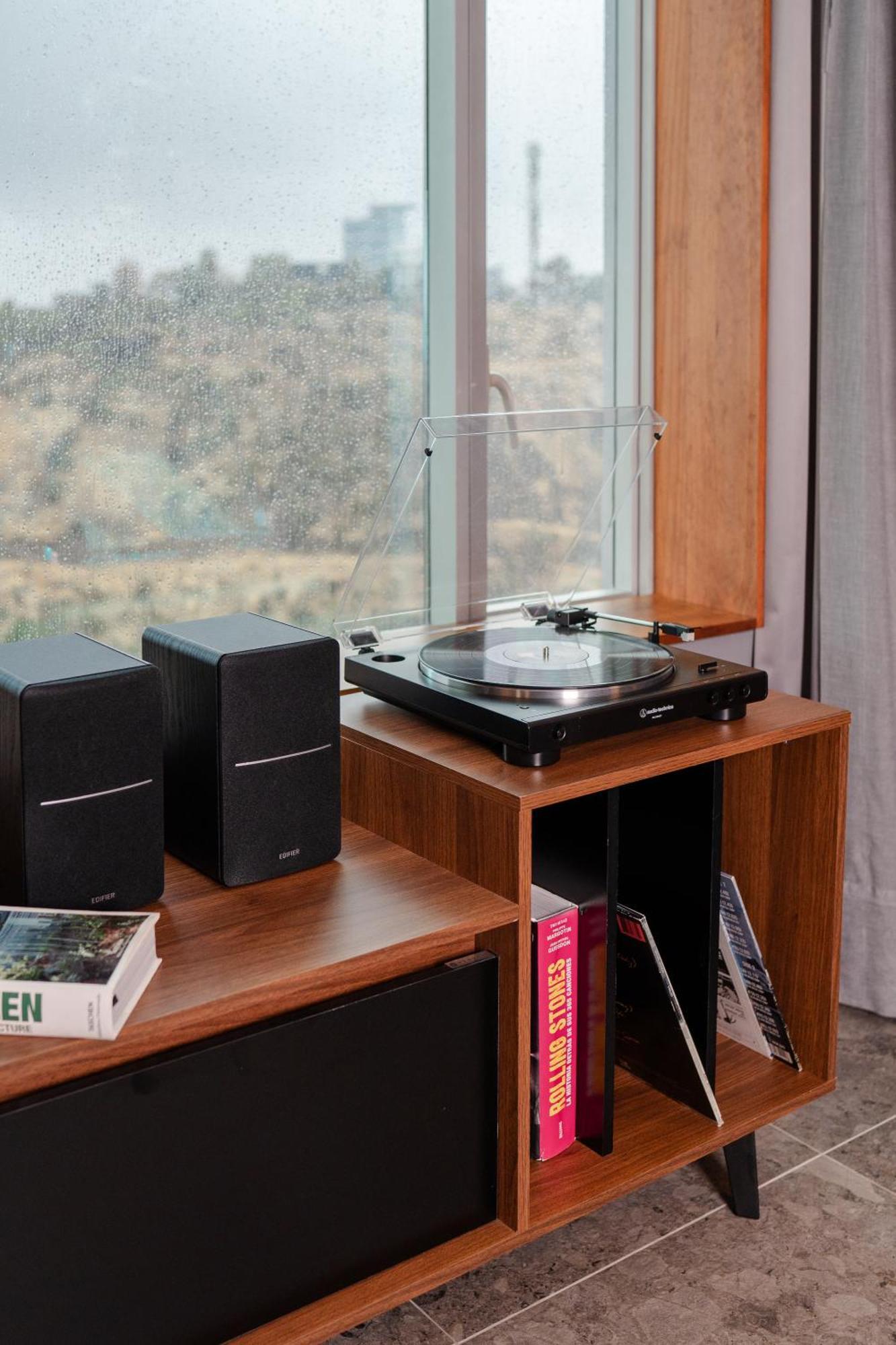 Pullman Santiago Vitacura ภายนอก รูปภาพ A record player
