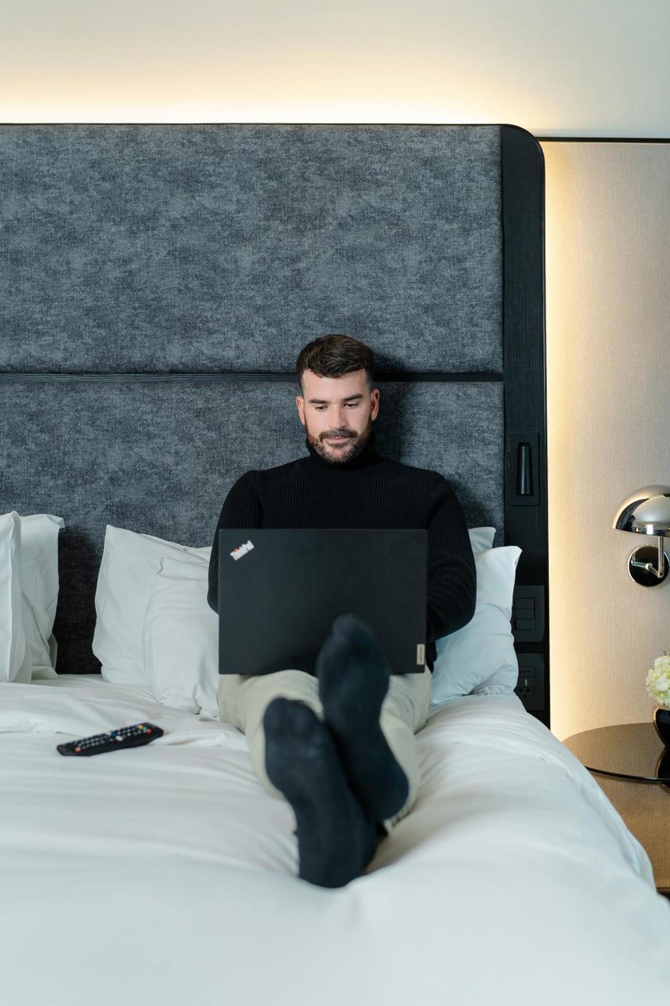 Pullman Santiago Vitacura ภายนอก รูปภาพ A man working from home