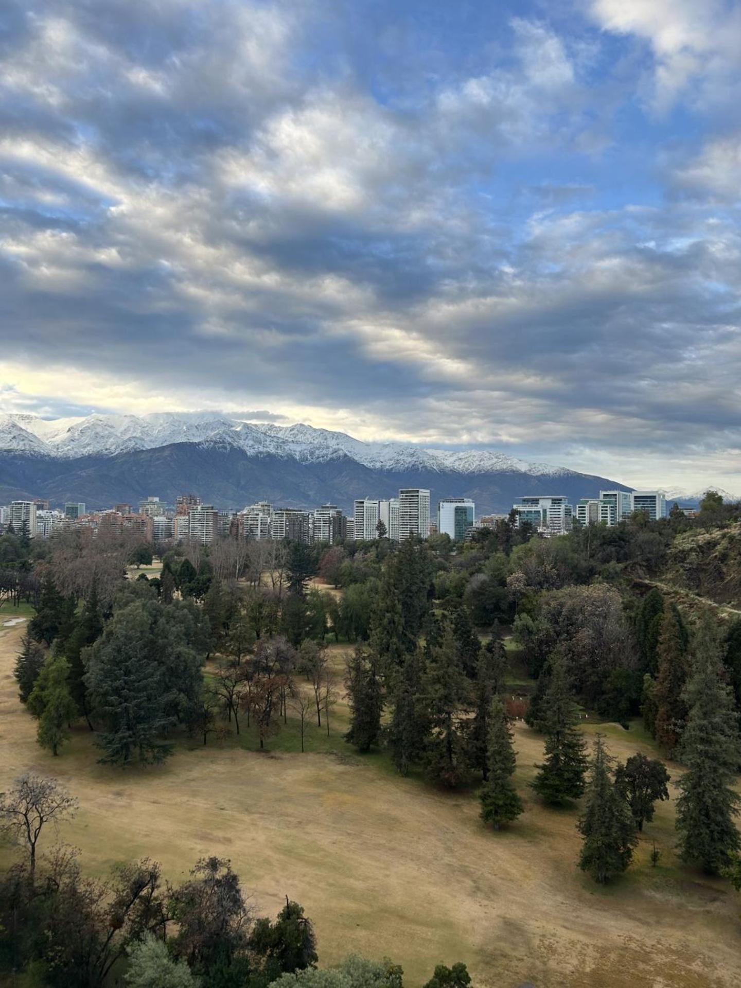 Pullman Santiago Vitacura ภายนอก รูปภาพ View of the city from the park