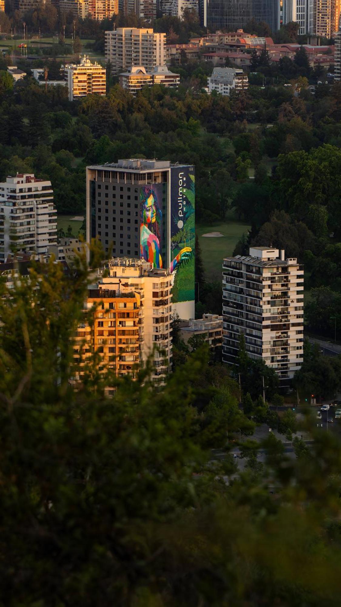 Pullman Santiago Vitacura ภายนอก รูปภาพ The building at dusk
